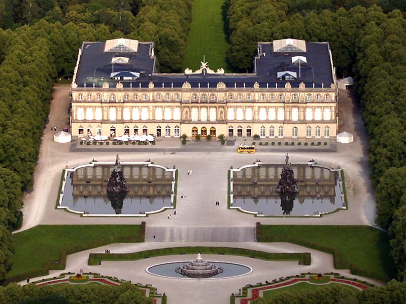 Турист подбирает экскурсии 650 загородный дворец крепость. Херренкимзее - баварский Версаль. Замок Херренкимзее в Баварии Германия. Немецкий Версаль на озере Химзее. Германия, дворец Херренкимзе внутри.